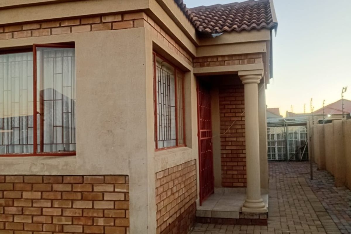 Charming 3 bed family home in Rethabile Gardens - Photo 2