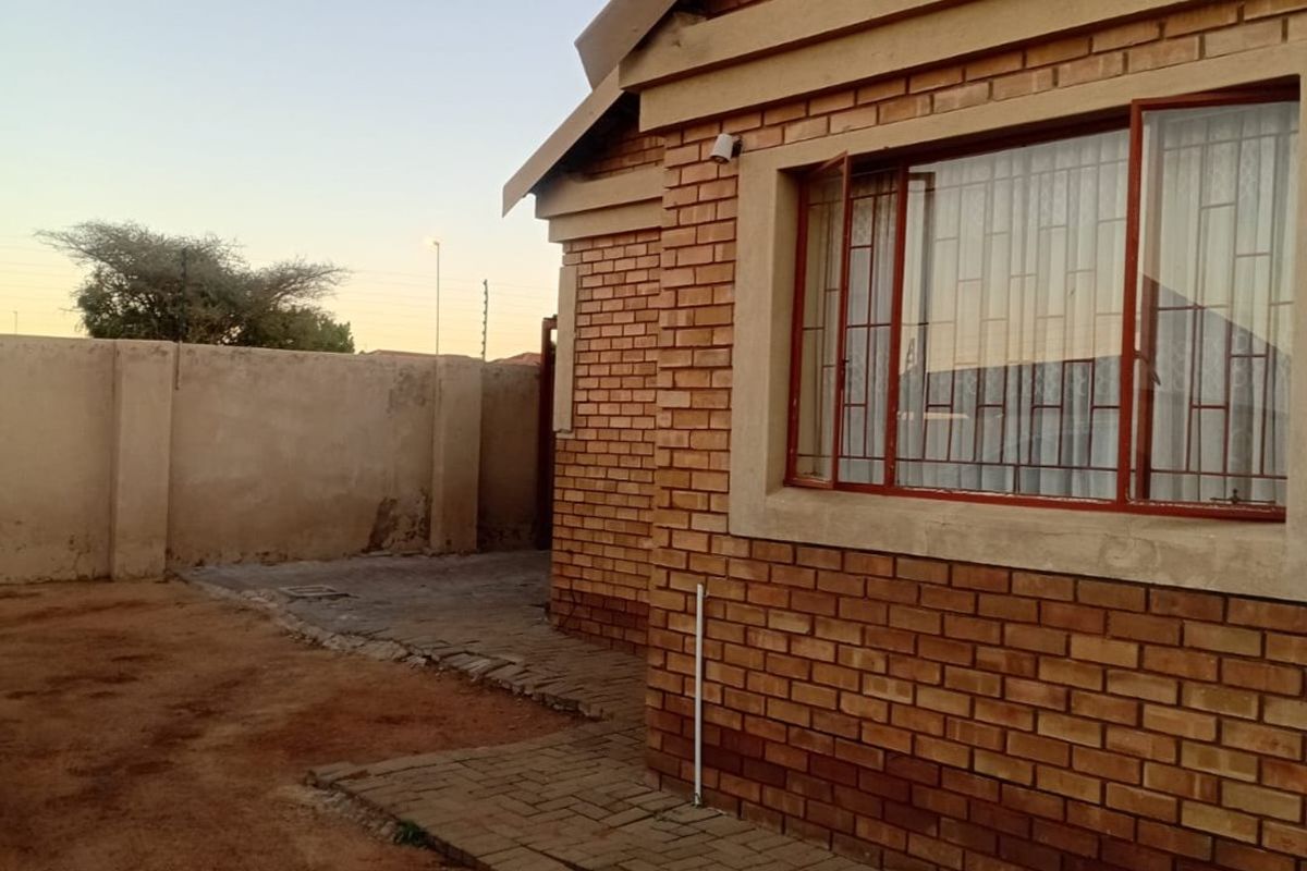 Charming 3 bed family home in Rethabile Gardens - Photo 3
