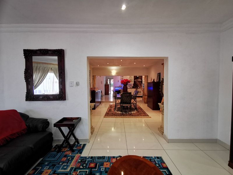 Elegant and spacious family home to let in Erasmia - Photo 9