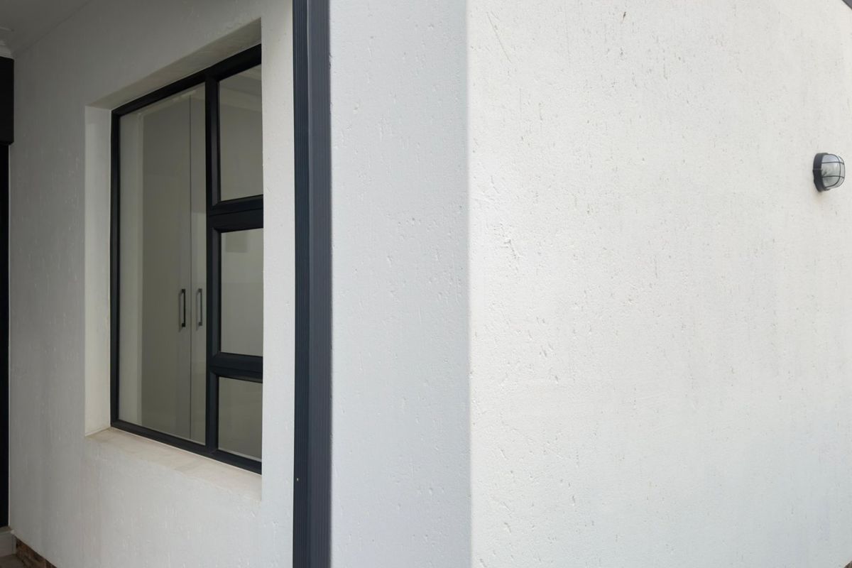 3 bedroom Apartment in waterfall Manor  - Photo 2