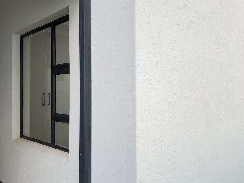 3 bedroom Apartment in waterfall Manor  - Photo 2