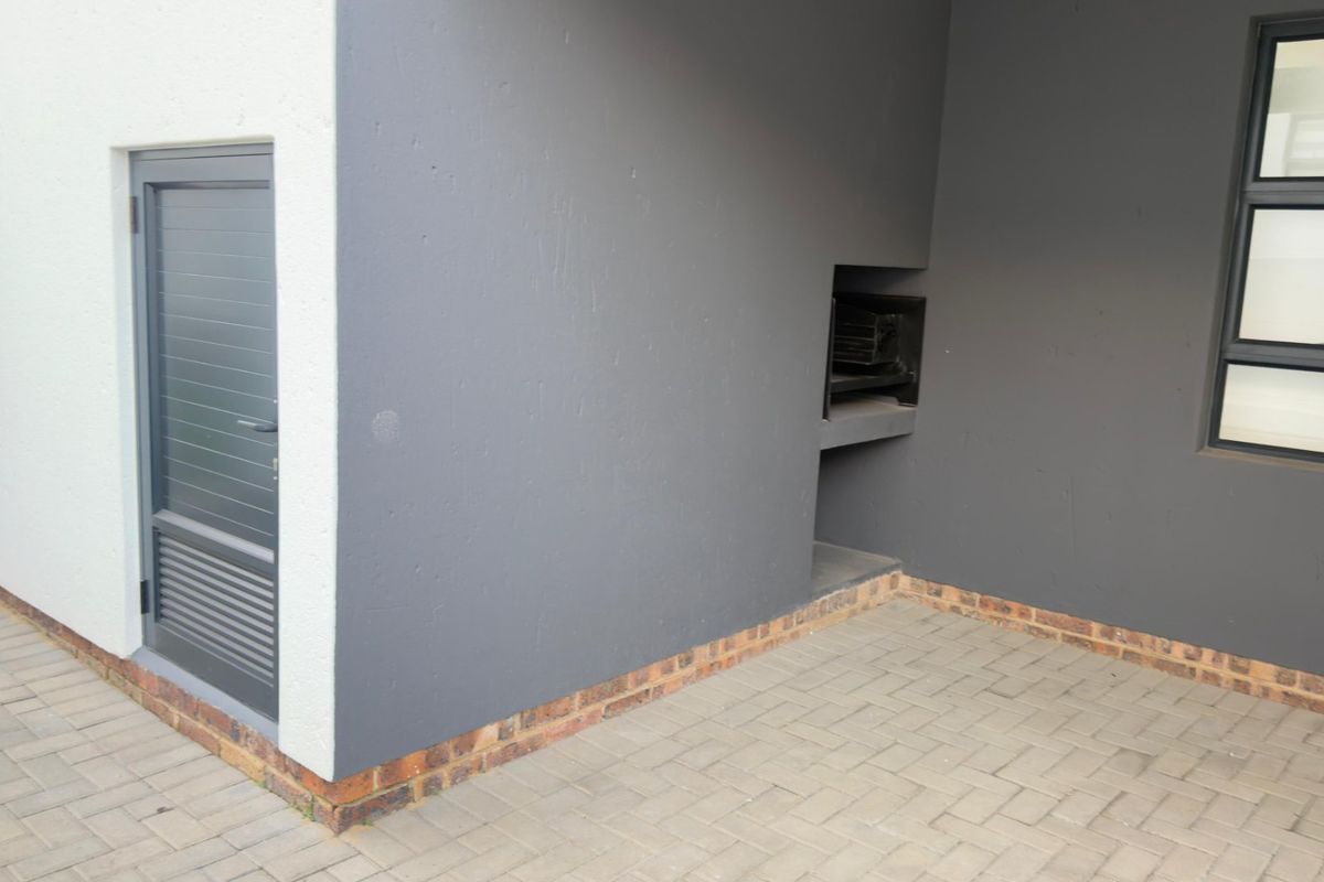 3 bedroom Apartment in waterfall Manor  - Photo 3