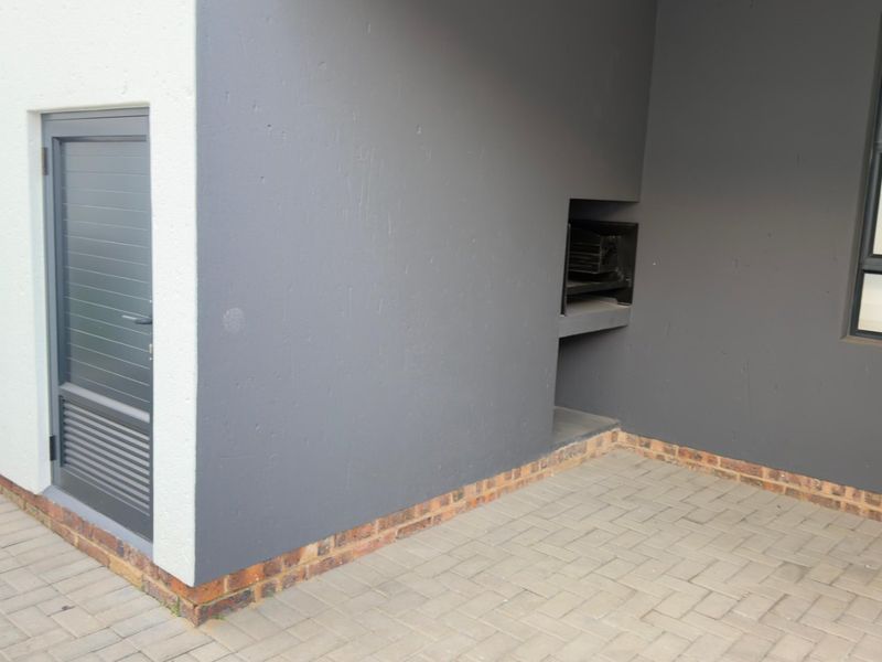 3 bedroom Apartment in waterfall Manor  - Photo 3