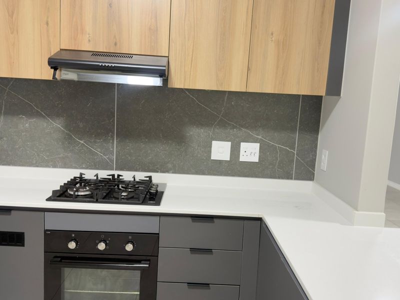 3 bedroom Apartment in waterfall Manor  - Photo 9