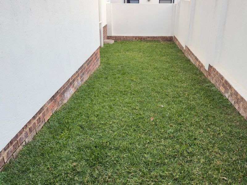 3 bedroom Apartment in waterfall Manor  - Photo 1