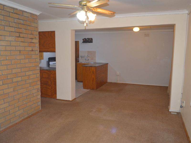 SPACIOUS 2-BEDROOM RENTAL WITH PRIVATE ENTRANCE – WATER AND ELECTRICITY INCLUDED - Photo 3
