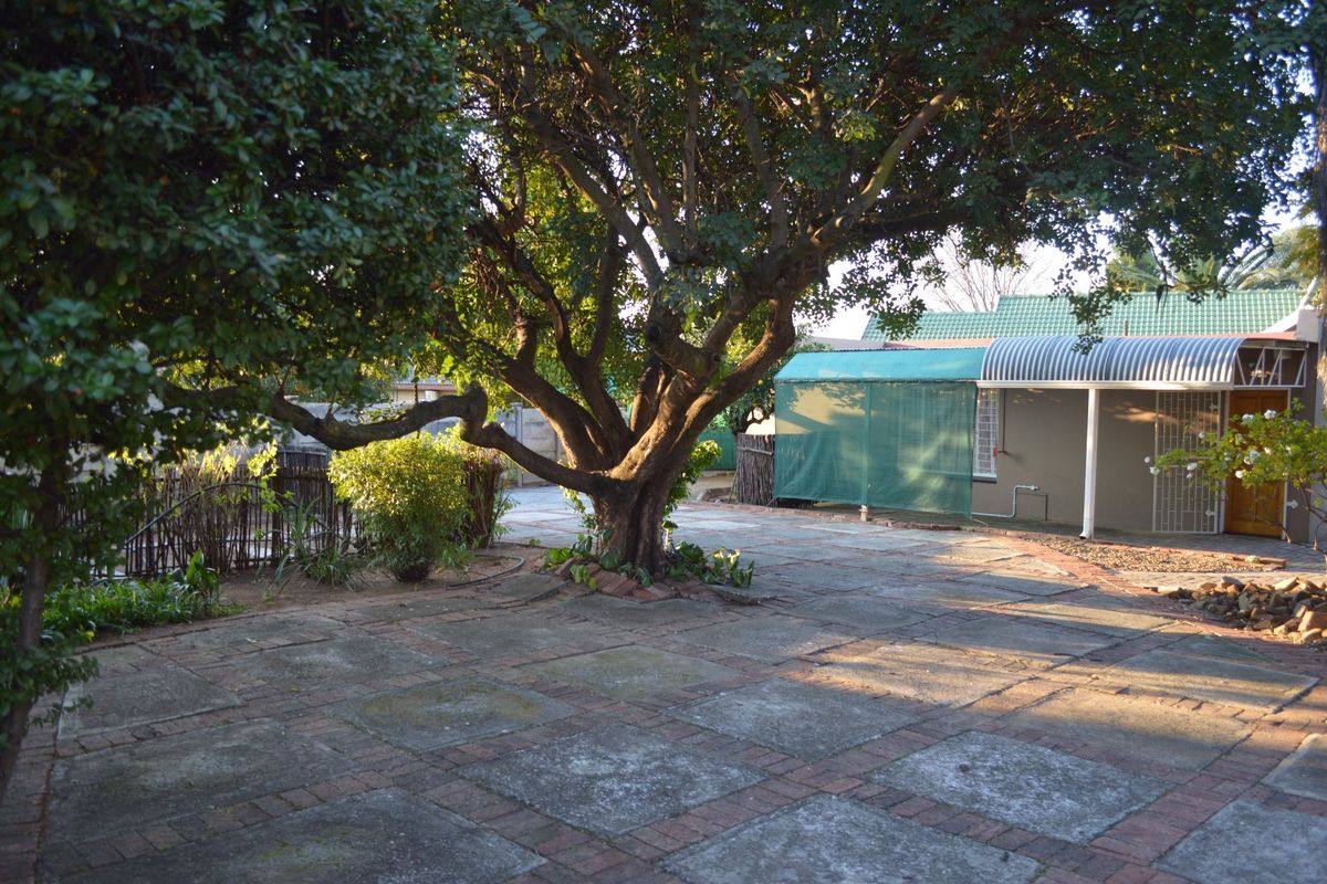 SPACIOUS 2-BEDROOM RENTAL WITH PRIVATE ENTRANCE – WATER AND ELECTRICITY INCLUDED - Photo 2