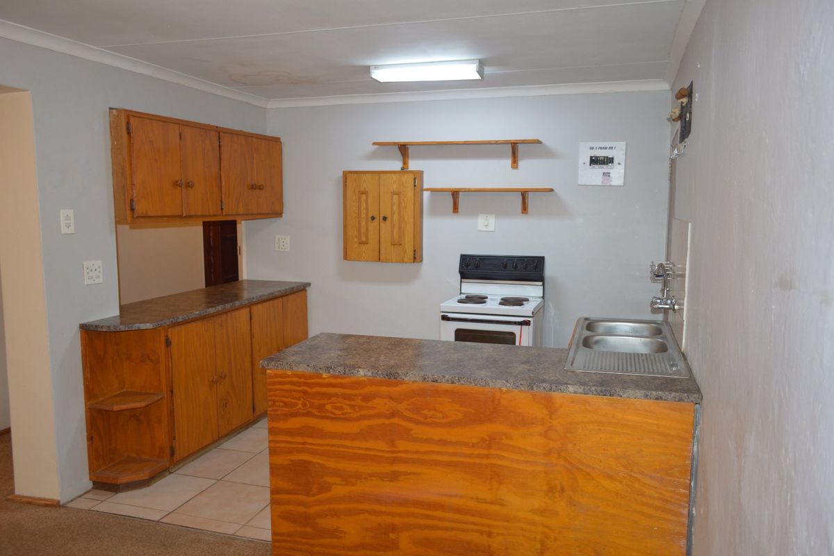 SPACIOUS 2-BEDROOM RENTAL WITH PRIVATE ENTRANCE – WATER AND ELECTRICITY INCLUDED - Photo 4