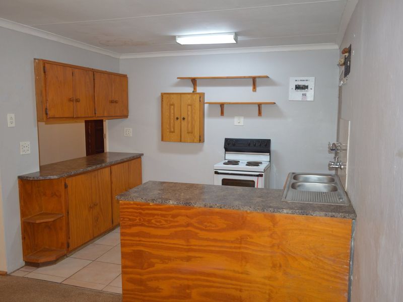 SPACIOUS 2-BEDROOM RENTAL WITH PRIVATE ENTRANCE – WATER AND ELECTRICITY INCLUDED - Photo 4