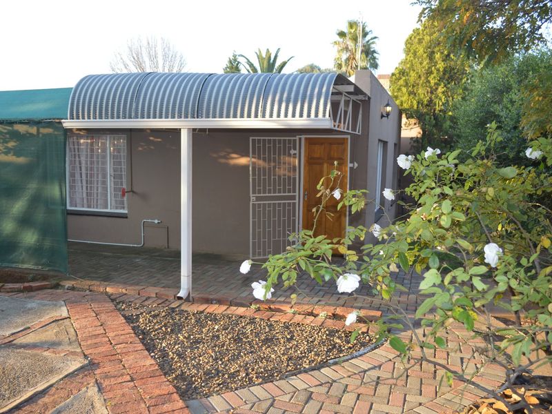 SPACIOUS 2-BEDROOM RENTAL WITH PRIVATE ENTRANCE – WATER AND ELECTRICITY INCLUDED - Photo 1