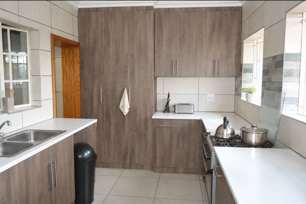SOLE AND EXCLUSIVE MANDATE ...MODERN FAMILY LIVING WITH A STYLISH KITCHEN AND ENTERTAINMENT LAPA IN EXT 4, STILFONTEIN - Photo 5