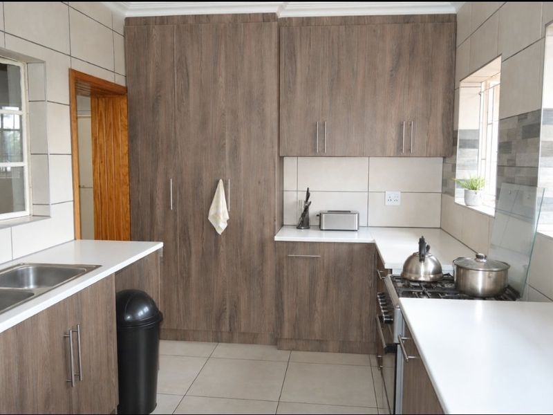 SOLE AND EXCLUSIVE MANDATE ...MODERN FAMILY LIVING WITH A STYLISH KITCHEN AND ENTERTAINMENT LAPA IN EXT 4, STILFONTEIN - Photo 5