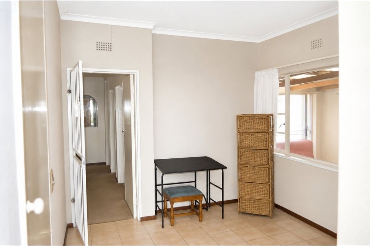 SOLE AND EXCLUSIVE MANDATE ...MODERN FAMILY LIVING WITH A STYLISH KITCHEN AND ENTERTAINMENT LAPA IN EXT 4, STILFONTEIN - Photo 4