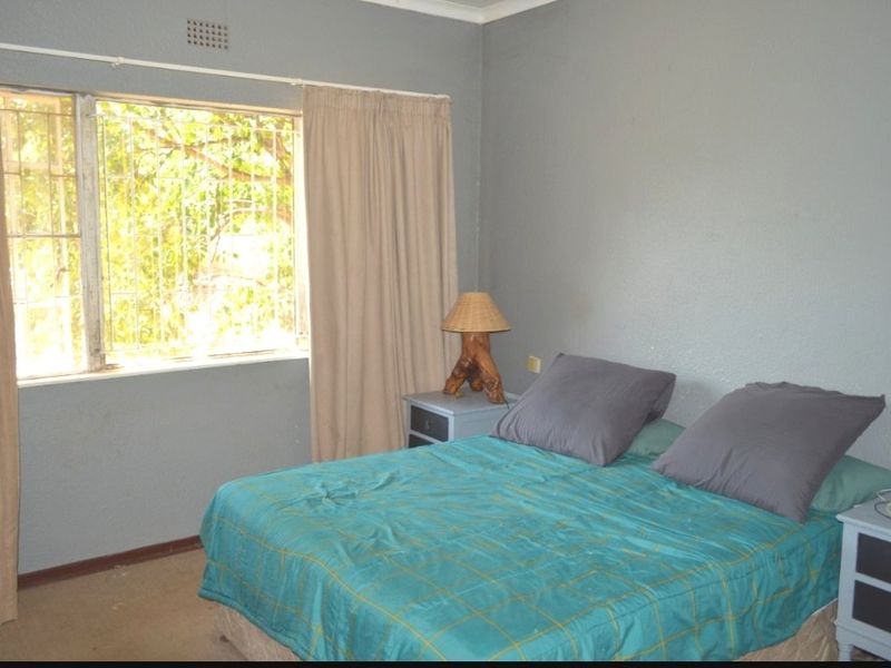 SOLE AND EXCLUSIVE MANDATE ...MODERN FAMILY LIVING WITH A STYLISH KITCHEN AND ENTERTAINMENT LAPA IN EXT 4, STILFONTEIN - Photo 9