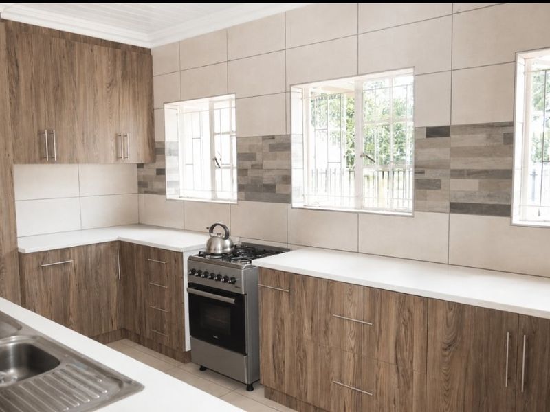 SOLE AND EXCLUSIVE MANDATE ...MODERN FAMILY LIVING WITH A STYLISH KITCHEN AND ENTERTAINMENT LAPA IN EXT 4, STILFONTEIN - Photo 7