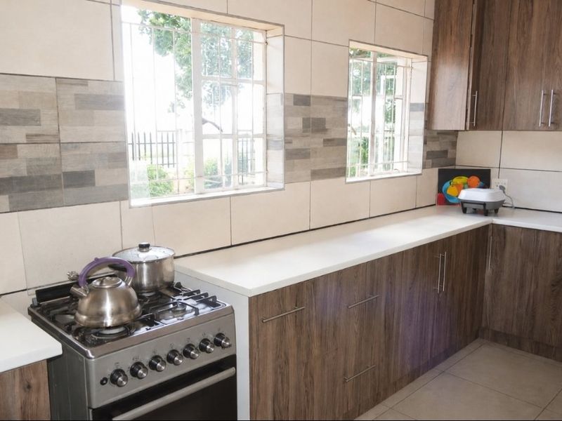 SOLE AND EXCLUSIVE MANDATE ...MODERN FAMILY LIVING WITH A STYLISH KITCHEN AND ENTERTAINMENT LAPA IN EXT 4, STILFONTEIN - Photo 6