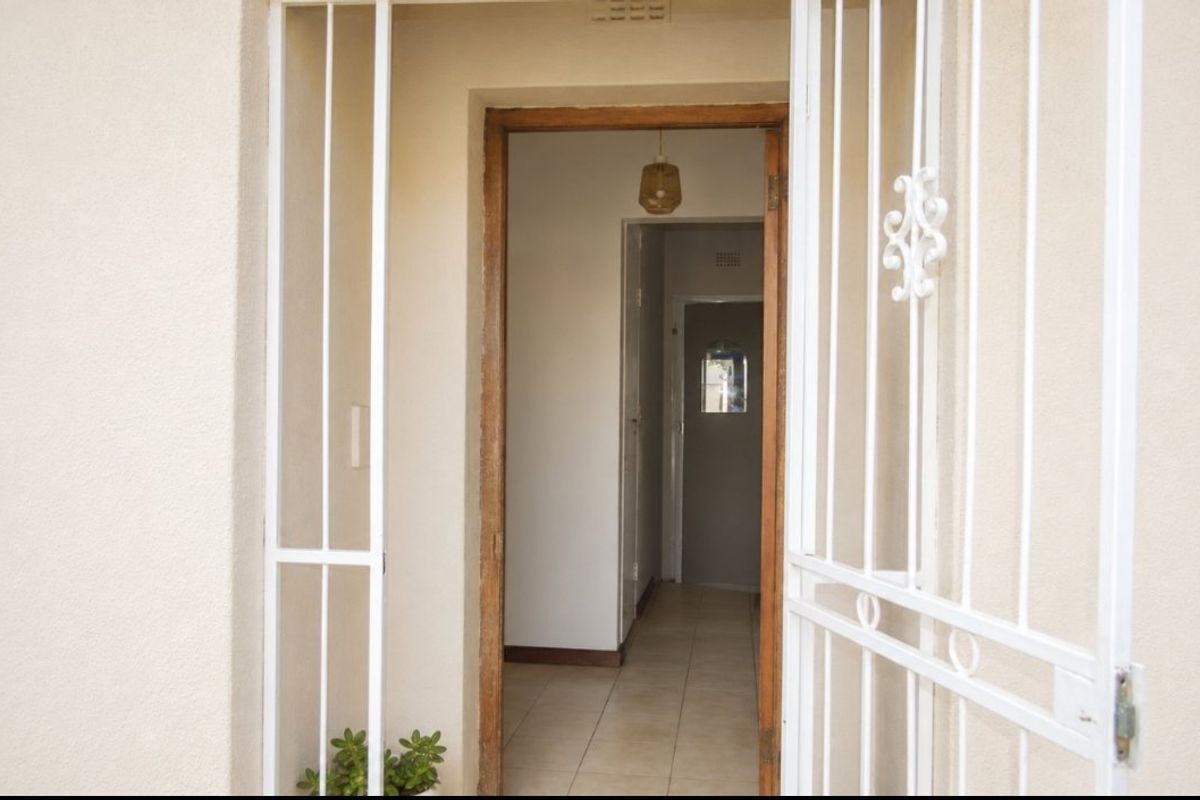 SOLE AND EXCLUSIVE MANDATE ...MODERN FAMILY LIVING WITH A STYLISH KITCHEN AND ENTERTAINMENT LAPA IN EXT 4, STILFONTEIN - Photo 2