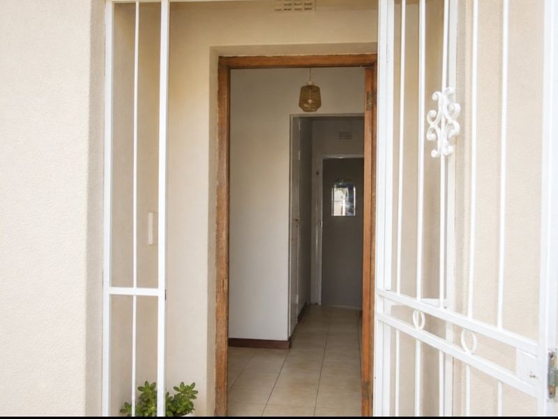 SOLE AND EXCLUSIVE MANDATE ...MODERN FAMILY LIVING WITH A STYLISH KITCHEN AND ENTERTAINMENT LAPA IN EXT 4, STILFONTEIN - Photo 2