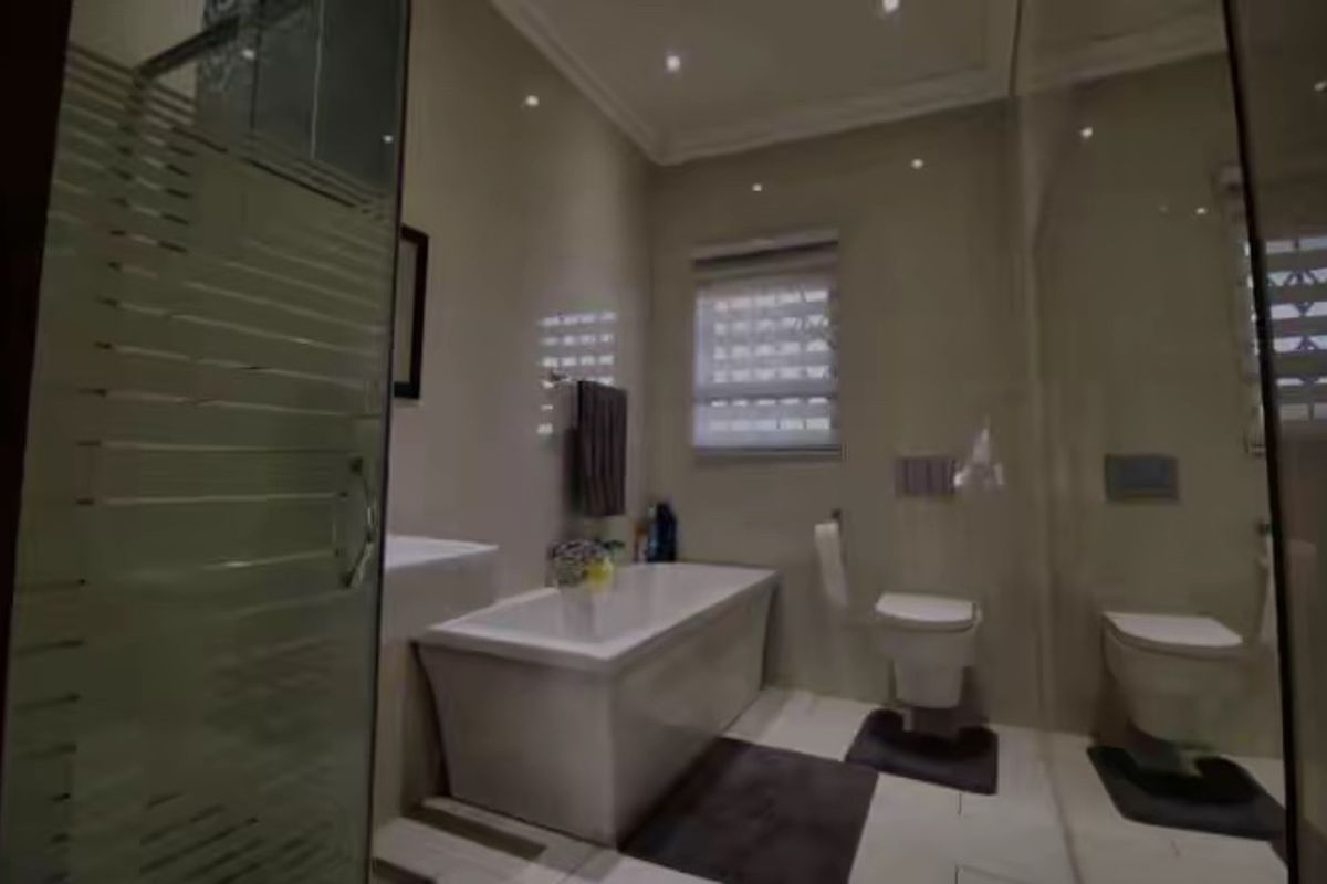 7 Bedroom House For Sale in West Park  - Photo 3