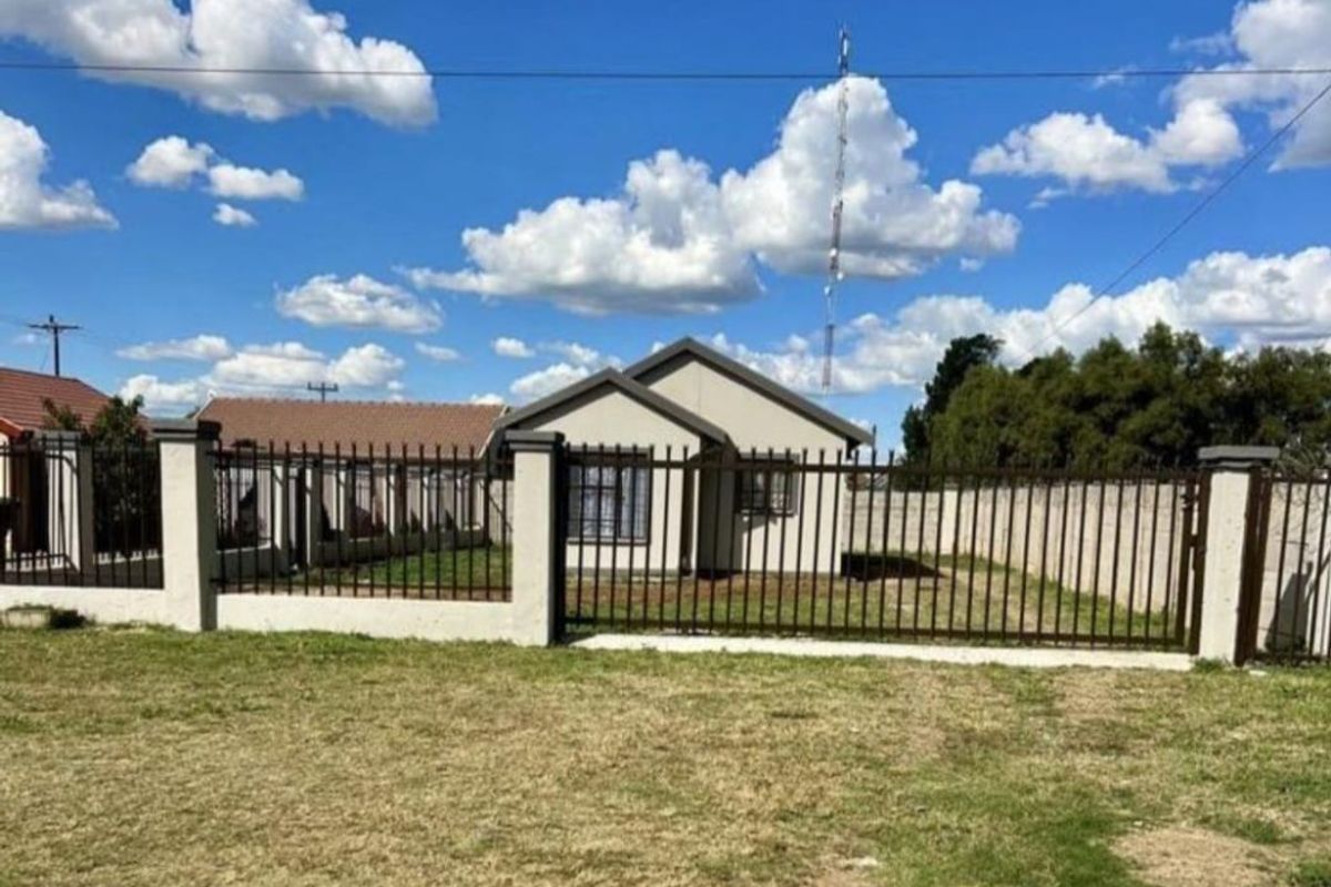 Spacious 3 Bedroom Family Home For Sale with great Expansion Potential - Photo 2