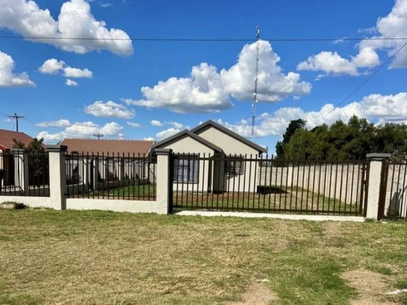 Spacious 3 Bedroom Family Home For Sale with great Expansion Potential - Photo 2