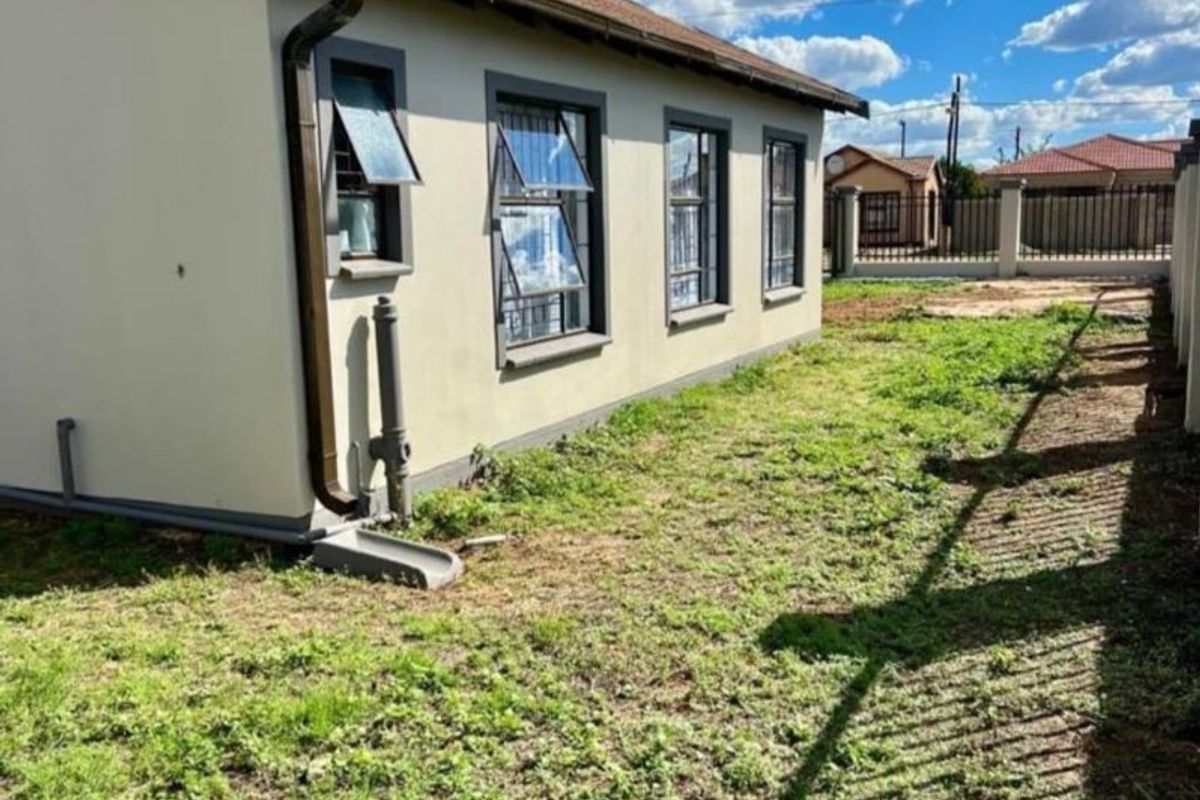 Spacious 3 Bedroom Family Home For Sale with great Expansion Potential - Photo 3