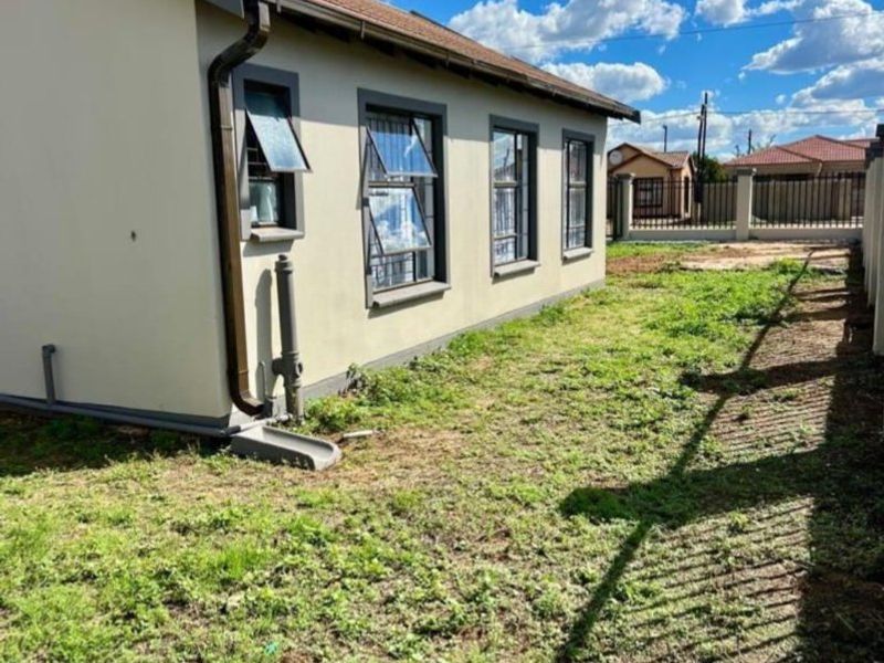Spacious 3 Bedroom Family Home For Sale with great Expansion Potential - Photo 3