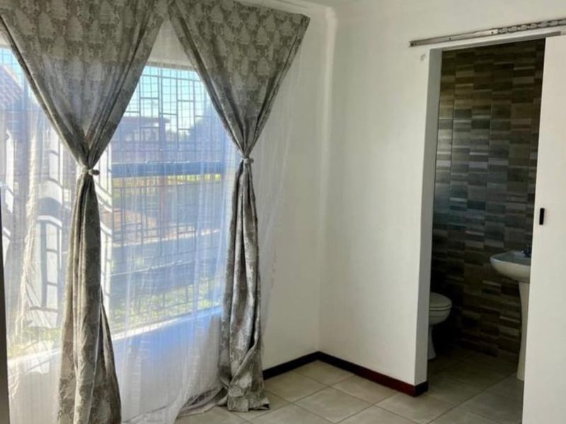 Spacious 3 Bedroom Family Home For Sale with great Expansion Potential - Photo 10