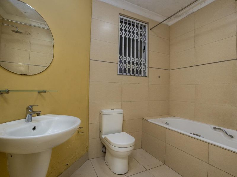 Spacious 1.5 Bedroom Apartment in Jubilee, Opposite Spar  - Photo 7