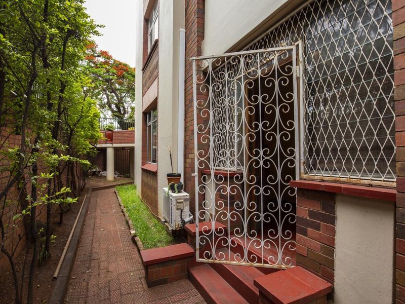 Spacious 1.5 Bedroom Apartment in Jubilee, Opposite Spar  - Photo 8