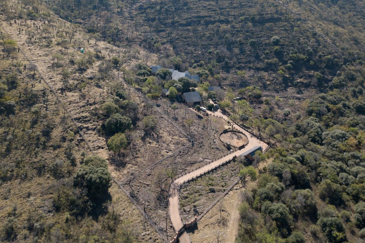 Stunning Off-Grid Luxury Residence with Spectacular Views and Exceptional Lifestyle Living - Photo 2