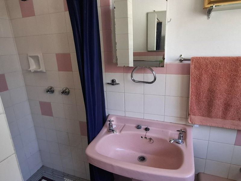 Elegant Queenswood Oasis with 3 Beds and Borehole PLUS granny flat & offices - Photo 6