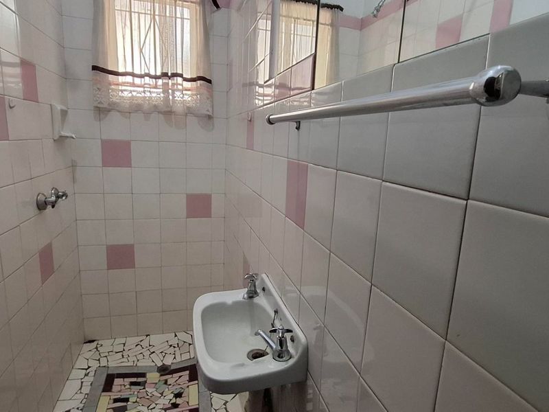 Elegant Queenswood Oasis with 3 Beds and Borehole PLUS granny flat & offices - Photo 7
