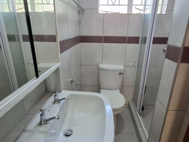 Elegant Queenswood Oasis with 3 Beds and Borehole PLUS granny flat & offices - Photo 3