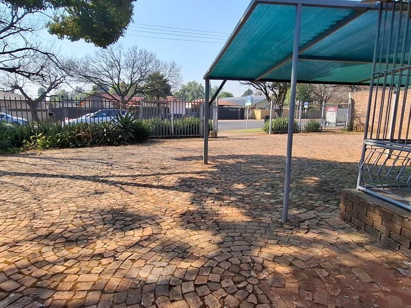 Elegant Queenswood Oasis with 3 Beds and Borehole PLUS granny flat & offices - Photo 2