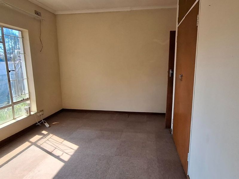 Elegant Queenswood Oasis with 3 Beds and Borehole PLUS granny flat & offices - Photo 8