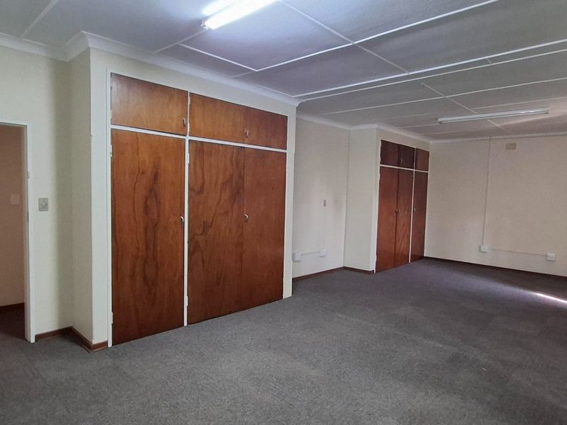 Elegant Queenswood Oasis with 3 Beds and Borehole PLUS granny flat & offices - Photo 4