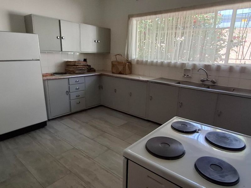 Elegant Queenswood Oasis with 3 Beds and Borehole PLUS granny flat & offices - Photo 6