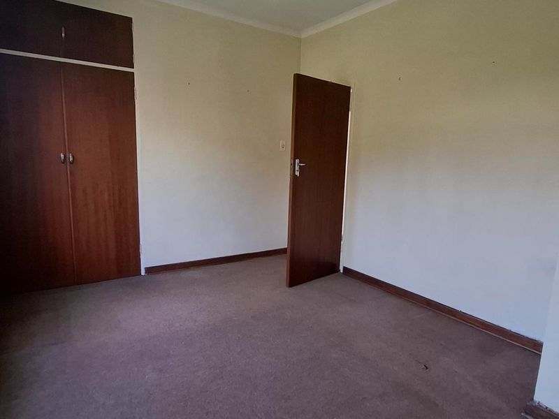 Elegant Queenswood Oasis with 3 Beds and Borehole PLUS granny flat & offices - Photo 10