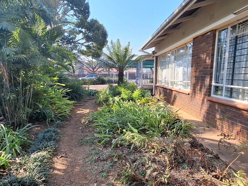 Elegant Queenswood Oasis with 3 Beds and Borehole PLUS granny flat & offices - Photo 7