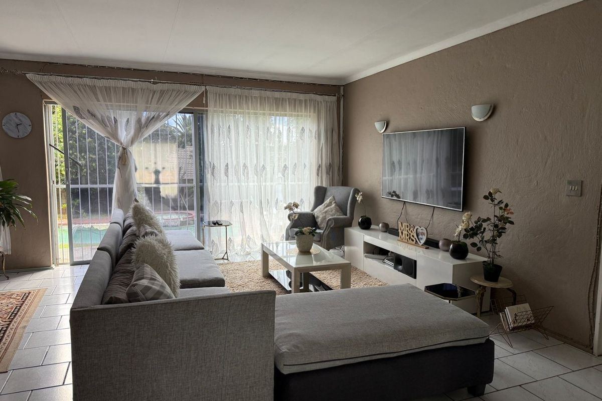 4-Bedroom 2-Bathroom house for Sale in Norkem Park - Photo 4