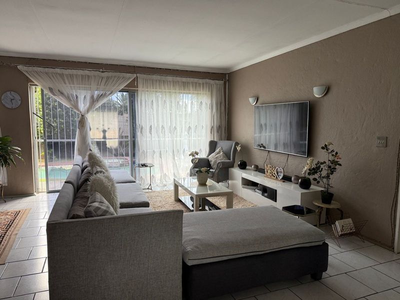 4-Bedroom 2-Bathroom house for Sale in Norkem Park - Photo 4