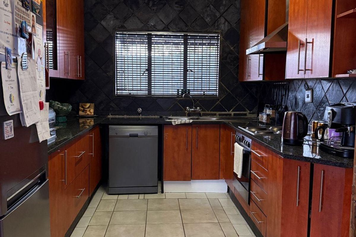 4-Bedroom 2-Bathroom house for Sale in Norkem Park - Photo 2