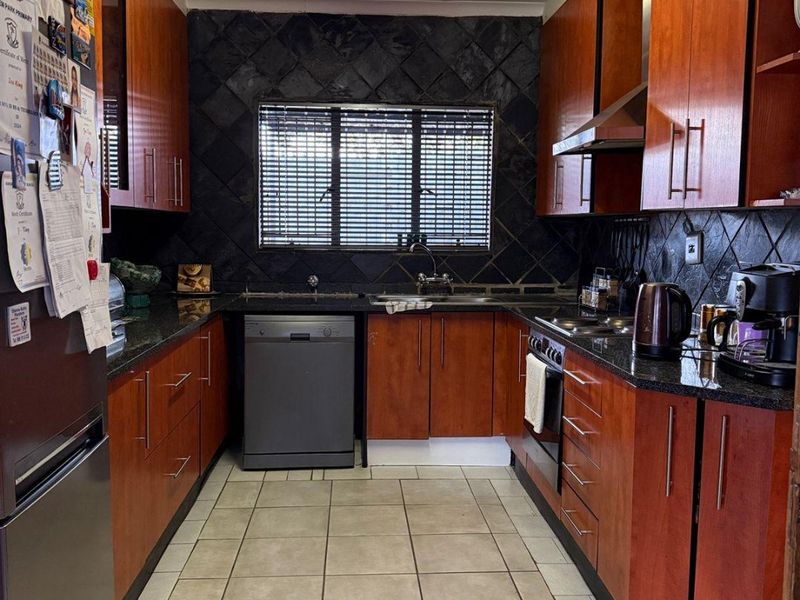 4-Bedroom 2-Bathroom house for Sale in Norkem Park - Photo 2