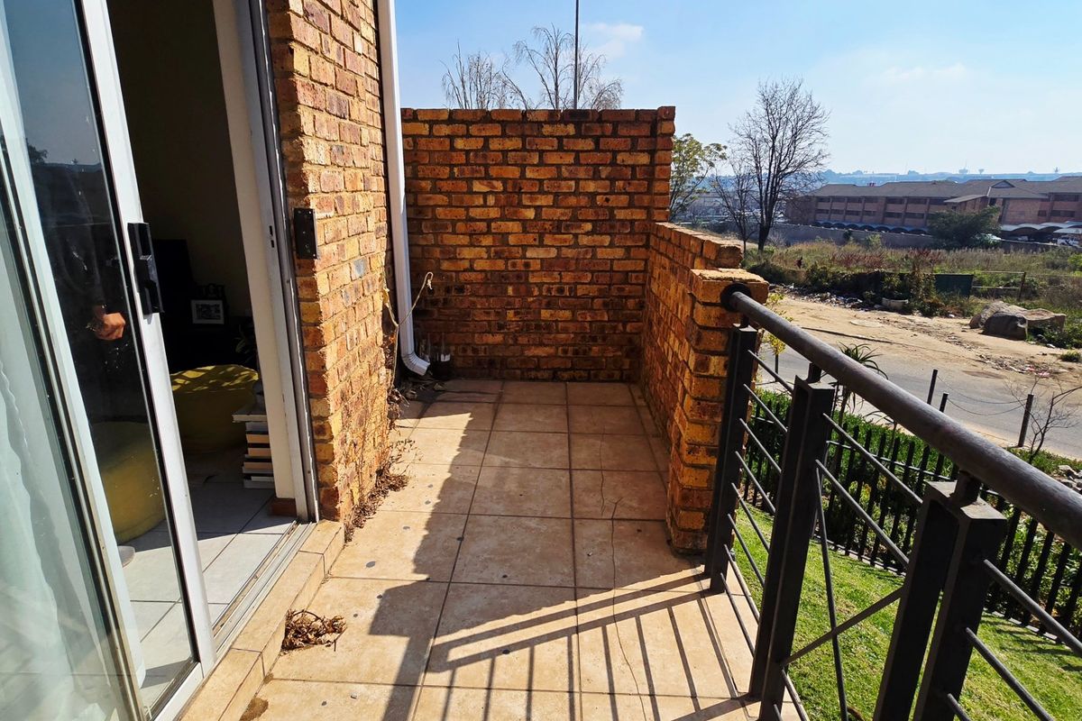 Modern 1-Bedroom Ground Floor Apartment for Sale in Grand Central, Midrand - Photo 4