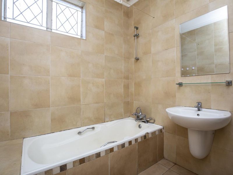 Low-Cost two bed in Musgrave, ideal starter - Photo 6