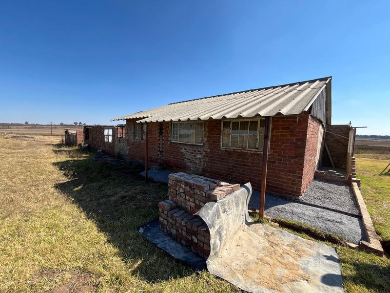 32-Hectare Farm with Piggery Facilities, Arable Land, Borehole and Stream - Photo 2