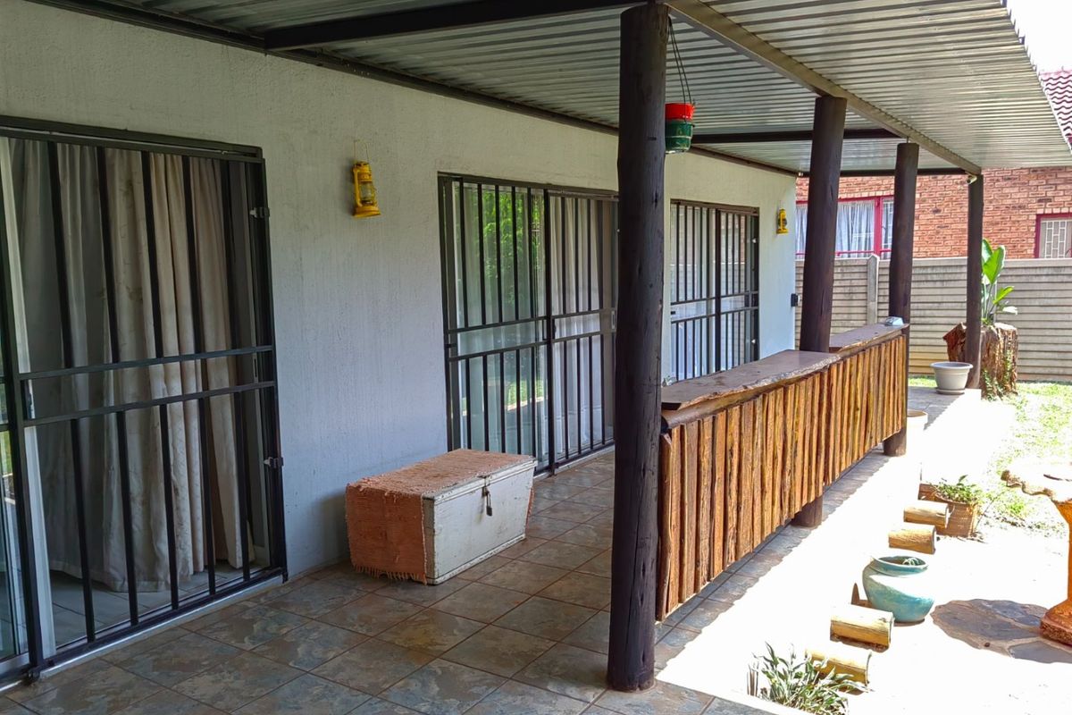 Spacious 4-Bedroom Family Home with Study, Flatlet & Excellent Security - Photo 3