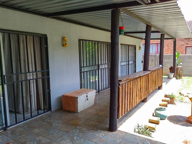 Spacious 4-Bedroom Family Home with Study, Flatlet & Excellent Security - Photo 3