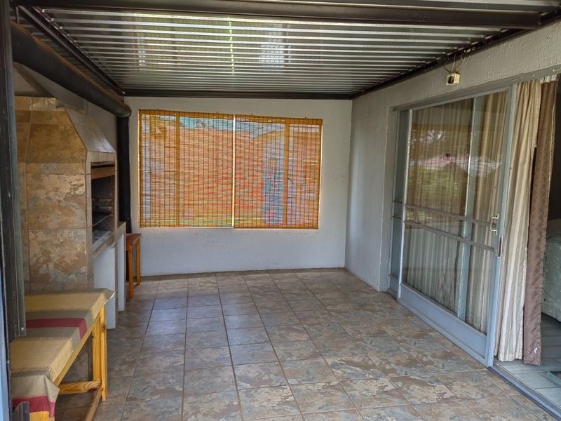 Spacious 4-Bedroom Family Home with Study, Flatlet & Excellent Security - Photo 9